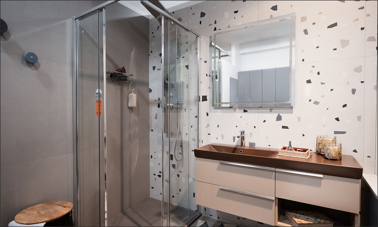 Doccia con box in vetro e mobile bagno in legno